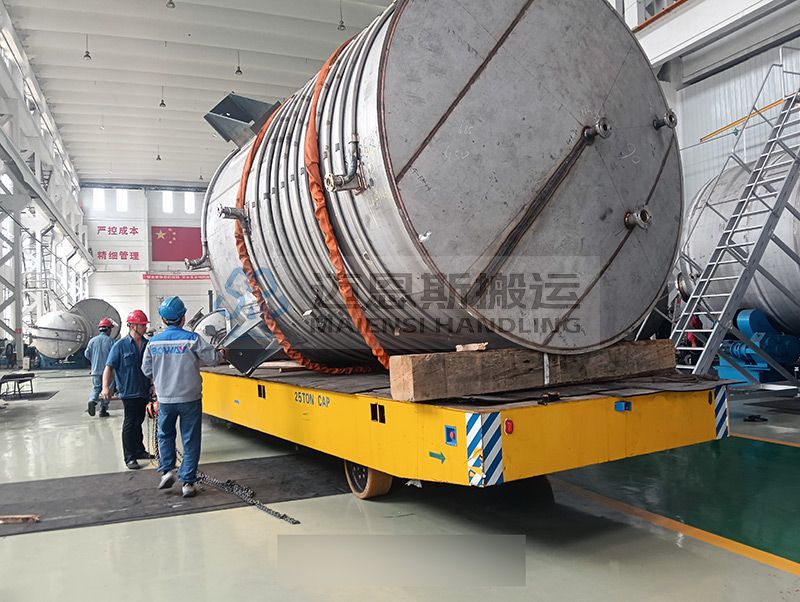 江蘇無(wú)錫某壓力容器廠訂購(gòu)的25噸無(wú)軌電動(dòng)平車使用現(xiàn)場(chǎng)